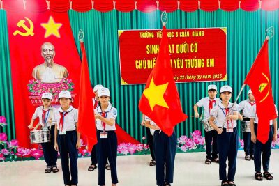 SINH HOẠT DƯỚI CỜ, CHỦ ĐIỂM ‘EM YÊU TRƯỜNG EM’